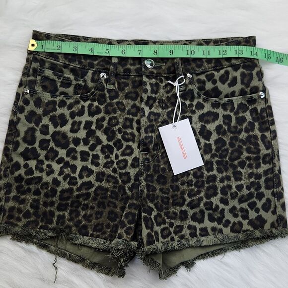 Good American NWT Sage Olive Green Leopard Print cut off jean shorts Size 6 / 28 - Picture 4 of 9